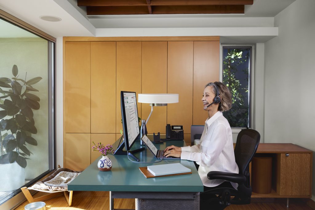 contact center image girl